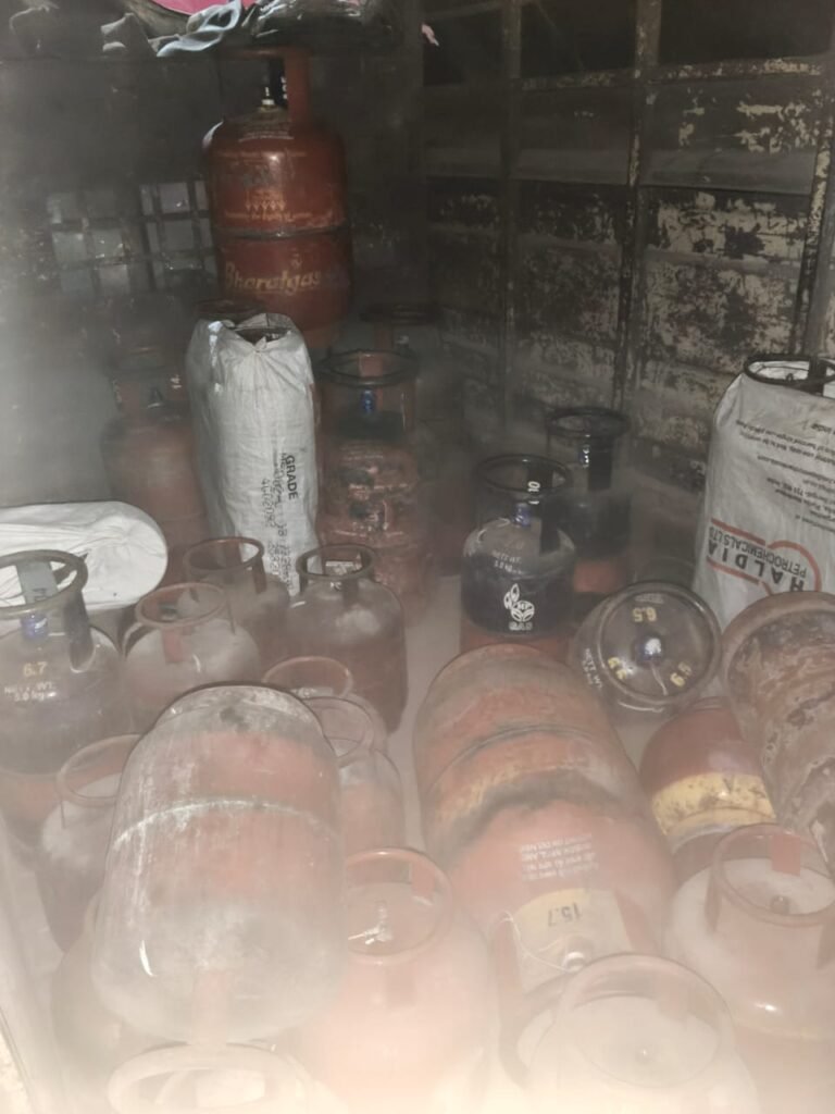 कर्वेनगरमध्ये रिपब्लिकन संघर्ष सेनेचा ‘सर्जिकल स्ट्राईक’; अवैध गॅस रिफिलिंग रॅकेटचा पर्दाफाश.!